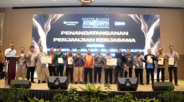 MOU-Kepala Kantor Wilayah (Kanwil) BPN Kepri, Nurus Sholichin, foto bersama seluruh Kepala Kantor Pertanahan se-Provinsi Kepulauan Riau dan para Pimpinan Cabang BRI, usai penandatanganan Perjanjian Kerja Sama (PKS). (Foto Humas).