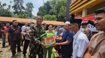 Jumat Berkah Penuh Makna, Polres Aceh Tenggara Salurkan Ratusan Paket Sembako untuk Korban Banjir Ketambe