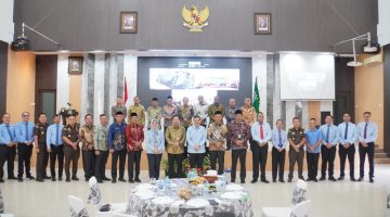 FOTO BERSAMA-Kepala Kantor Wilayah BPN Provinsi Kepulauan Riau, Nurus Sholichin foto bersama Kepala Kejaksaan Tinggi Kepulauan Riau, J. Devy Sudarso, Kepala Kantor Wilayah Kementerian Agama Provinsi Kepulauan Riau, Dr. H. Zoztafia dan Pejabat Kabupaten / Kota. (Foto Doc. BPN Kepri).